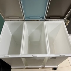 ほぼ未使用　3分別　ゴミ箱　20リットル×3 キャスター付き　引き取りでお願いしますの画像