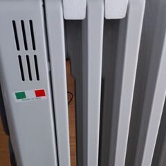 デロンギオイルヒーター　HR03812T　ピカピカのイタリア製の画像