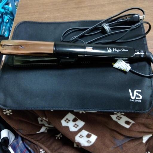 VIDAL SASSOONのストレートアイロン。温度調節、スチーム機能あり。
