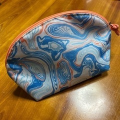 【値下げしました‼️】新品 クリニーク メイクポーチ（マーブルカラー）の画像