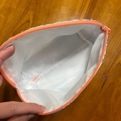 【値下げしました‼️】新品 クリニーク メイクポーチ（マーブルカラー）の画像