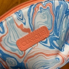 【値下げしました‼️】新品 クリニーク メイクポーチ（マーブルカラー）の画像