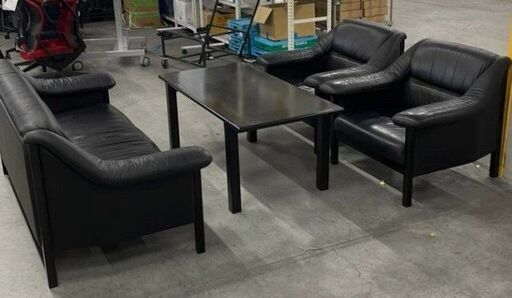 総革張り　内田洋行　ブラック　応接セット　1人掛け×2　3人掛×1　テーブル　計4品