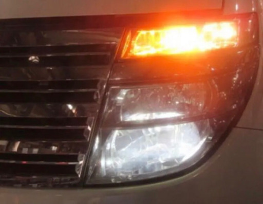 E51エルグランドライダー　メッキガーニッシュ付き左ヘッドライト　曇り有　日産