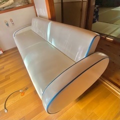値下げしました！三人掛けソファーベッド