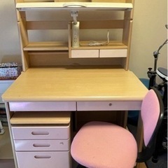 本棚がついてる学習机と椅子