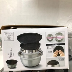 アルミ鍋(大)、ガラスサラダボウル、新品ステンレスボウル、食器の画像