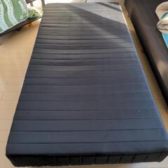 黒のシングルベッドの画像