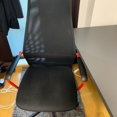 IKEAデスクとチェアのセットの画像