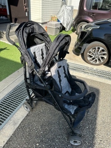 コンパクトな二人乗りベビーカー　軽量です！