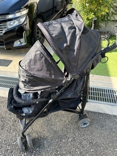 コンパクトな二人乗りベビーカー　軽量です！