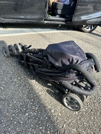 コンパクトな二人乗りベビーカー　軽量です！