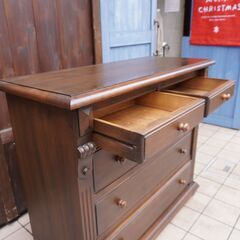 アンティーク調の4段チェストです。しっかりした造りで重厚感のある洋