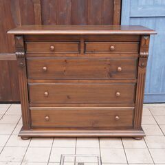 アンティーク調の4段チェストです。しっかりした造りで重厚感のある洋