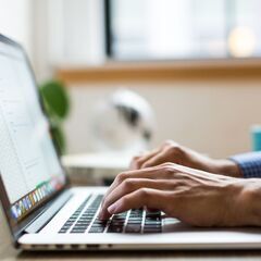 【ITエンジニア×正社員】IT業界が完全未経験でも月３０万円から正社員スタート！【未経験可/人柄重視】の画像