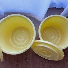 無料で差し上げます　プラスチック樽とザルの画像