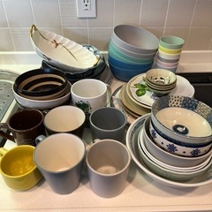 食器一色（お皿、マグカップ、ボウルなど）