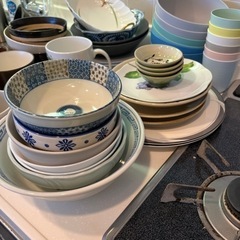 食器一色（お皿、マグカップ、ボウルなど）の画像