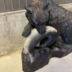 熊 鮭/シャケ 木彫り 置物 北海道 旭川 記念品 台座付き クマの画像