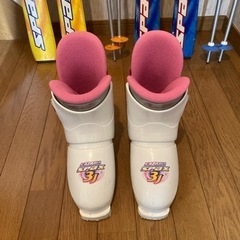スキー板.ストック2組とスキーブーツ1足差し上げます。の画像