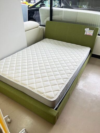 可愛いピスタチオカラーのダブルベッド
