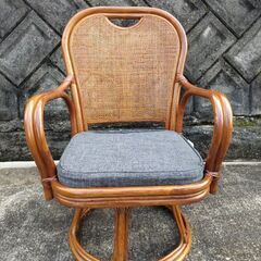 (取引中) 椅子 (回転式籐製イス)