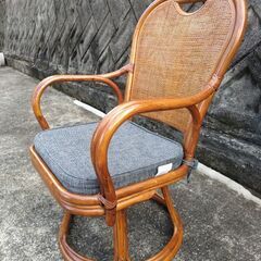 (取引中) 椅子 (回転式籐製イス)の画像
