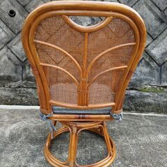 (取引中) 椅子 (回転式籐製イス)の画像
