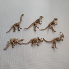 恐竜の骨　フィギュア　6体の画像