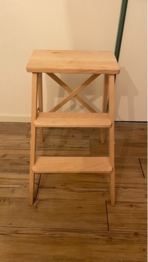 木製の脚立になります