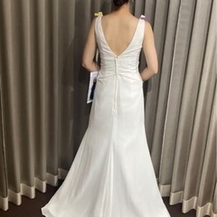 ウェディングドレス　スレンダーライン　Vネックの画像