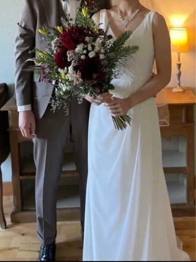 ウェディングドレス　スレンダーライン　Vネック