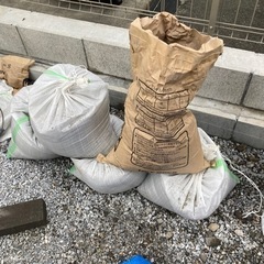 土嚢の砂4つとセメント少し