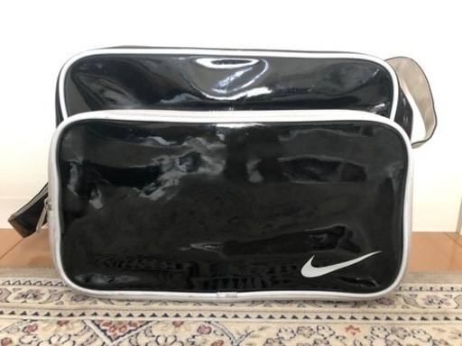 NIKEエナメルバッグ（黒）