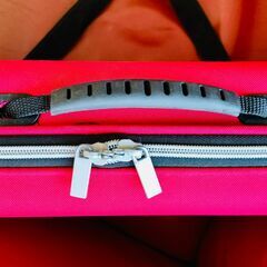 未使用に近いショルダバッグ、クッション付き、勉強用ノートPCや文具入れなどに最適の画像