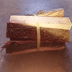 ③12/27用意分　乾燥済み　薪　　束にした薪　小割りした広葉樹の薪を束ねたもの　キャンプ　グランピング　焚き火　薪ストーブ等に　那須で薪 の画像