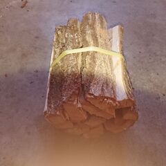 ③12/27用意分　乾燥済み　薪　　束にした薪　小割りした広葉樹の薪を束ねたもの　キャンプ　グランピング　焚き火　薪ストーブ等に　那須で薪 の画像