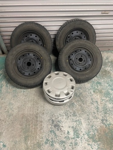 質問して返答のない人はご遠慮ください。期間限定値下げ145/80R13スタッドレス　ホイルキャップはおまけです。