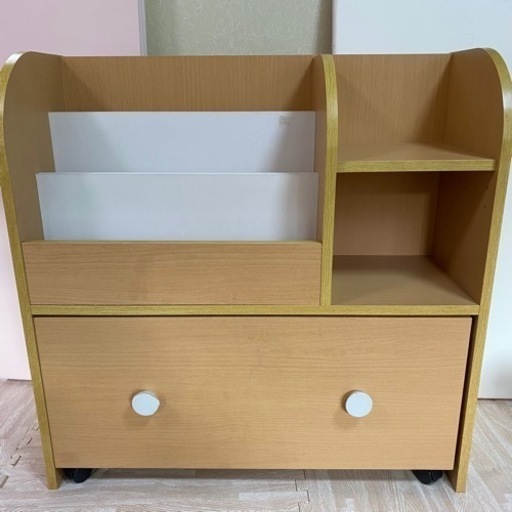 絵本棚、おもちゃ箱