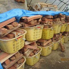 針葉樹薪（杉、ヒノキ）一かご400円、20～２５ｋｇ前後、今年最後分