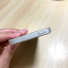 【あんしん決済対応可】iPhone5 iPhone Apple ホワイト&シルバー　au 初期化済みの画像