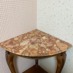 大理石コーナーテーブルの画像