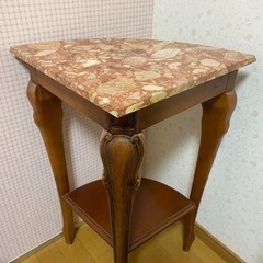 大理石コーナーテーブルの画像