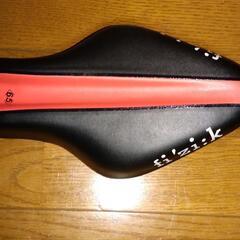 フィジーク　サドル中古