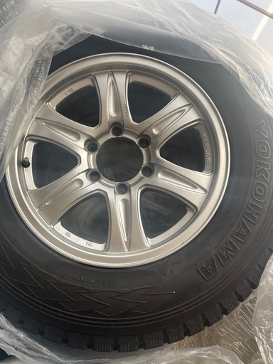 【売約済み】スタッドレス【値下げ】プラド、ハイラックスKEELERアルミ付き4本セット、スタッドレス。