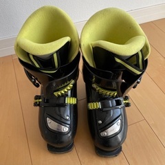 子供用のスキー板、ストック、ブーツの画像