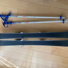 子供用のスキー板、ストック、ブーツの画像