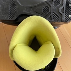 子供用のスキー板、ストック、ブーツの画像