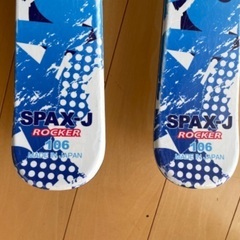 子供用のスキー板、ストック、ブーツの画像