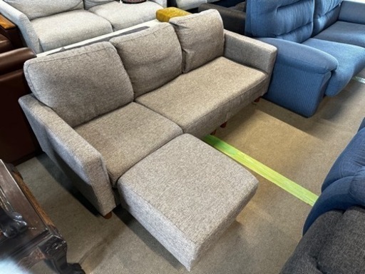 小さめな3人掛けソファ　オットマン(脚置き)付き